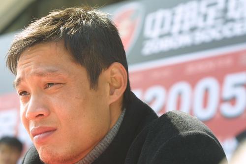 在这些剧照上我们能看到影片的主演汤姆·克鲁斯一身戎装、装备齐全地在前线和外星生物浴血奋战。