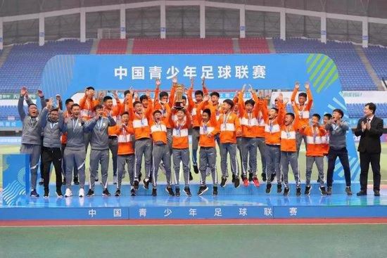 不论是脱口秀还是说相声，曹云金在舞台上都能把“系包袱、解包袱、抖包袱”的功力发挥得挥洒自如，他的表演也带有强烈浓 《龙之战》全阵容海报 刘佩琦曹云金戎装铠甲亮相 2017-07-07 由成龙担任艺术总监，高峰执导，刘佩琦、曹云金、罗昱焜等主演的战争动作电影《龙之战》8月4日即将在全国震撼公映。