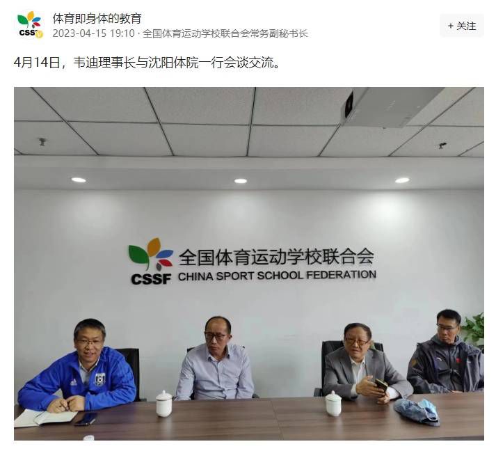 鹿晗拎着红色塑料袋站在街边，配上他凌乱的泰迪卷发型，像极了“地主家的傻儿子”，反 这回很难抄！
