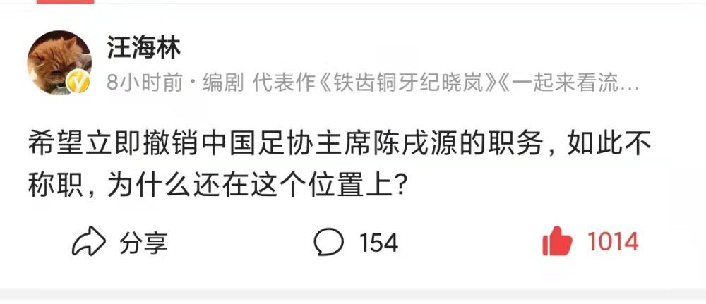 同步曝光的主海报，营造出一种神秘的氛围，悬挂的无数电灯下，矗立着各种各样的人，海报上写着：“生死之际，最亮的光”，这句话也预示着一段剧情意味深长的走向。
