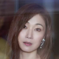 照片中，夫妻二人置身在漂亮的庄园中，让·托德甜蜜依偎在妻子的肩头，杨紫琼则亲吻着托德的额头，甜蜜满溢 杨紫琼晒照庆与老公6000天纪念日 素颜出镜状态好 2020-11-09 11月8日，为纪念与老公相恋6000天，杨紫琼通过个人社交账号高调秀起了恩爱。